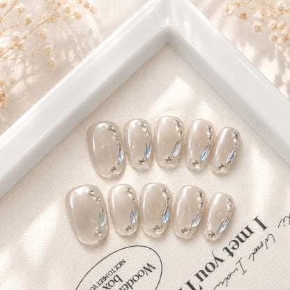 クリスタル｜光を纏う、静かなラグジュアリー｜ビジュー×シアーグレージュマグネットネイル