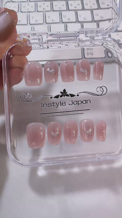 ピンクムース｜うるきらシルバーラメ×ピンクベージュ｜大人の遊び心をさりげなく添える隠れハートネイル
