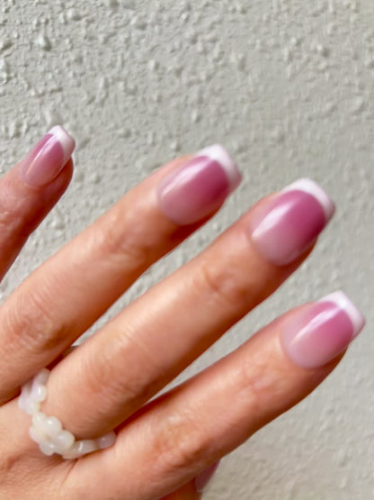 ミルキーピンク｜ 指先を美しく見せるフレンチデザイン｜上品ナチュラルなうる艶ネイル