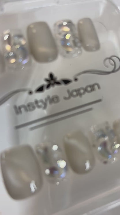氷結ヴェール｜ホワイト系デザインNO.1｜ジュエリーのような大粒ビジューとアイスホワイトのうる艶マグネットネイル
